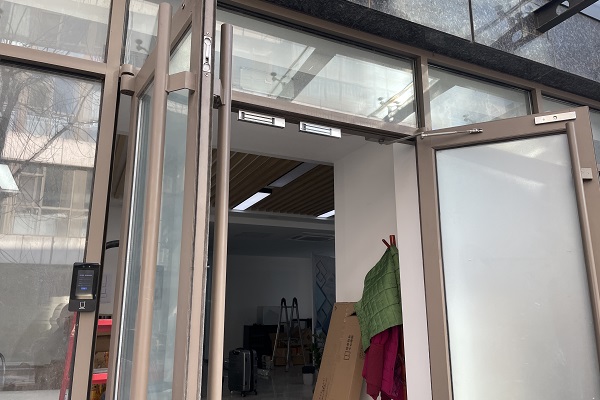 北京明灝科技公司?？低暼四樧R別遠程開門門禁安裝工程